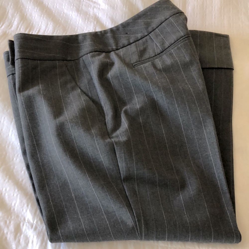 The Limited Crop & cuff woven slacks! Pickets! gray pin-stripe! size 6 Pre-Loved